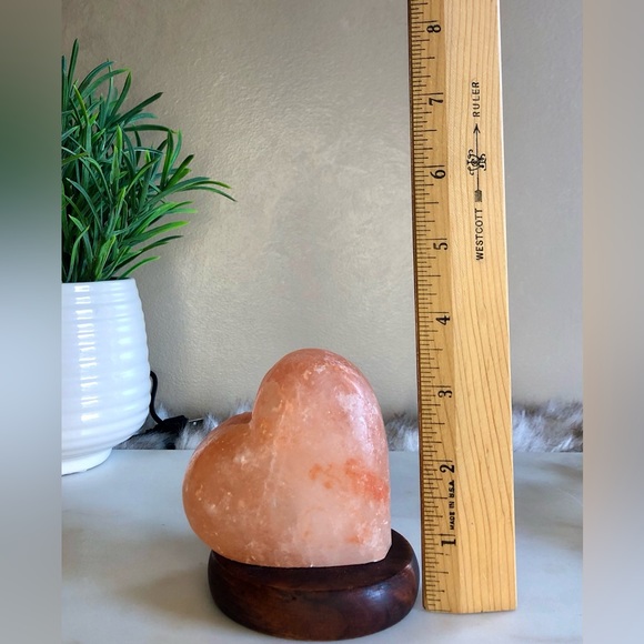 NWOT Heart Shaped Himalayan Salt Lamp - Picture 4 of 6